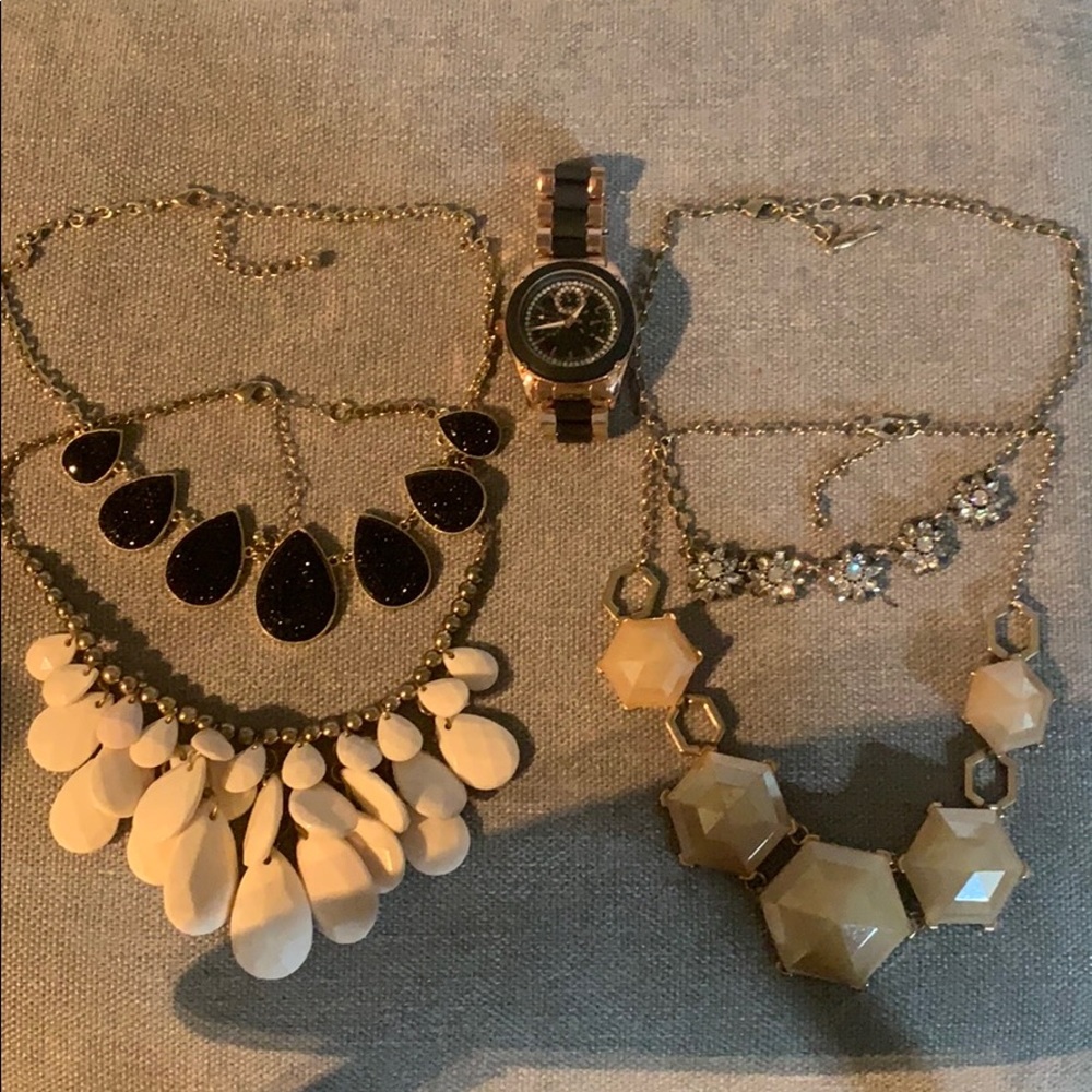 Mixed jewelry.